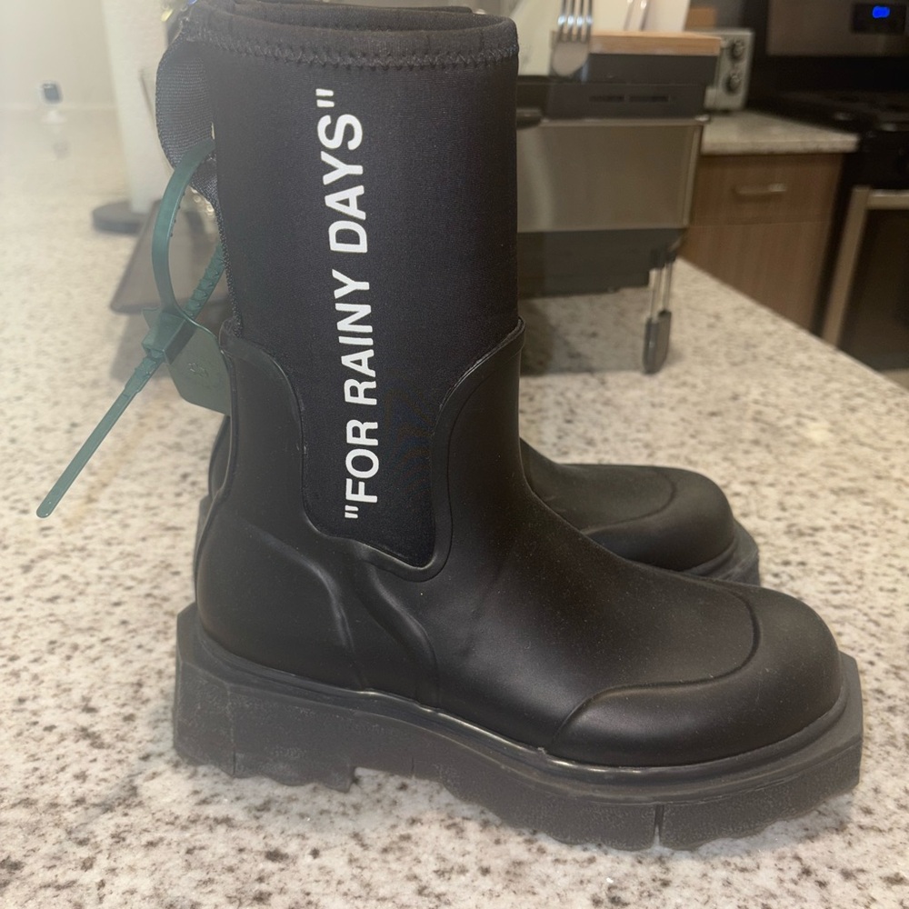 Size 37 Off-White Sponge Rubber Rain boot Black White.
EU: 37 US: 7 UK: 4